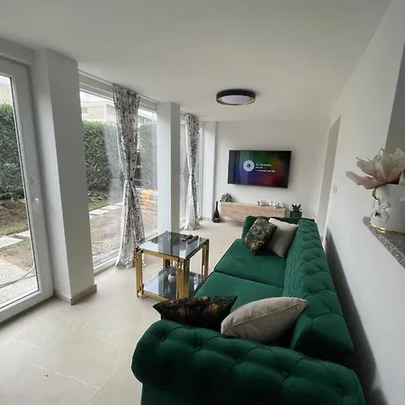 Lux Garden Apartment *
