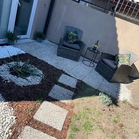 Lux Garden Apartment