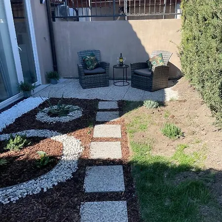 Lux Garden Apartment